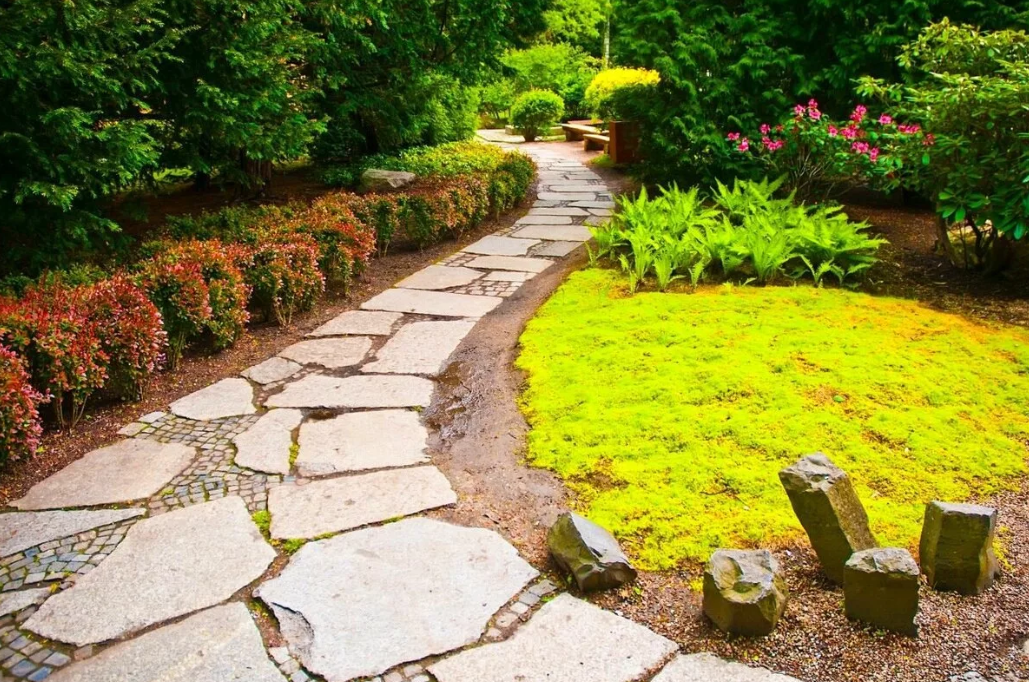 Каменная дорожка в саду
